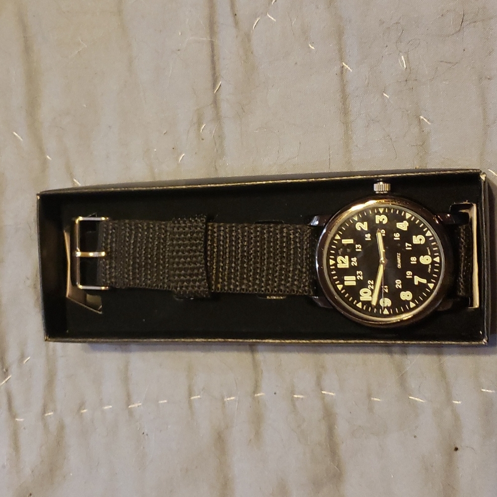 New Avon mens wristwatch